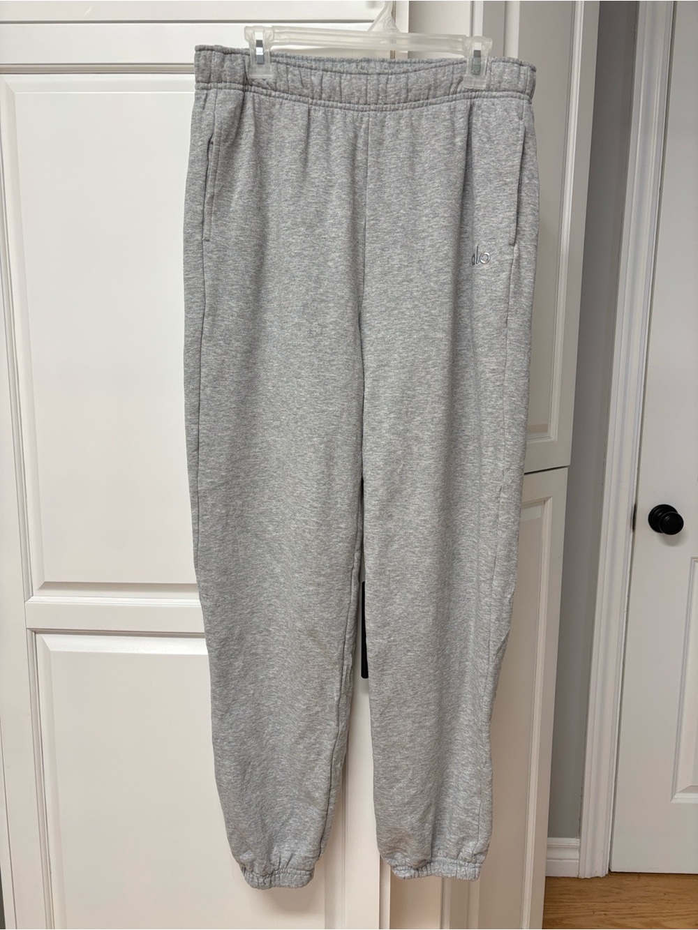 ALO YOGA Accolade Sweatpants in Athletic Heather Grey sz L - Picture 3 of 8